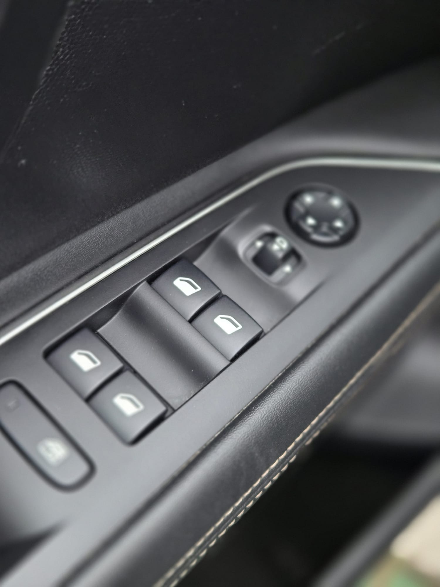 
								Peugeot 3008 GT full									