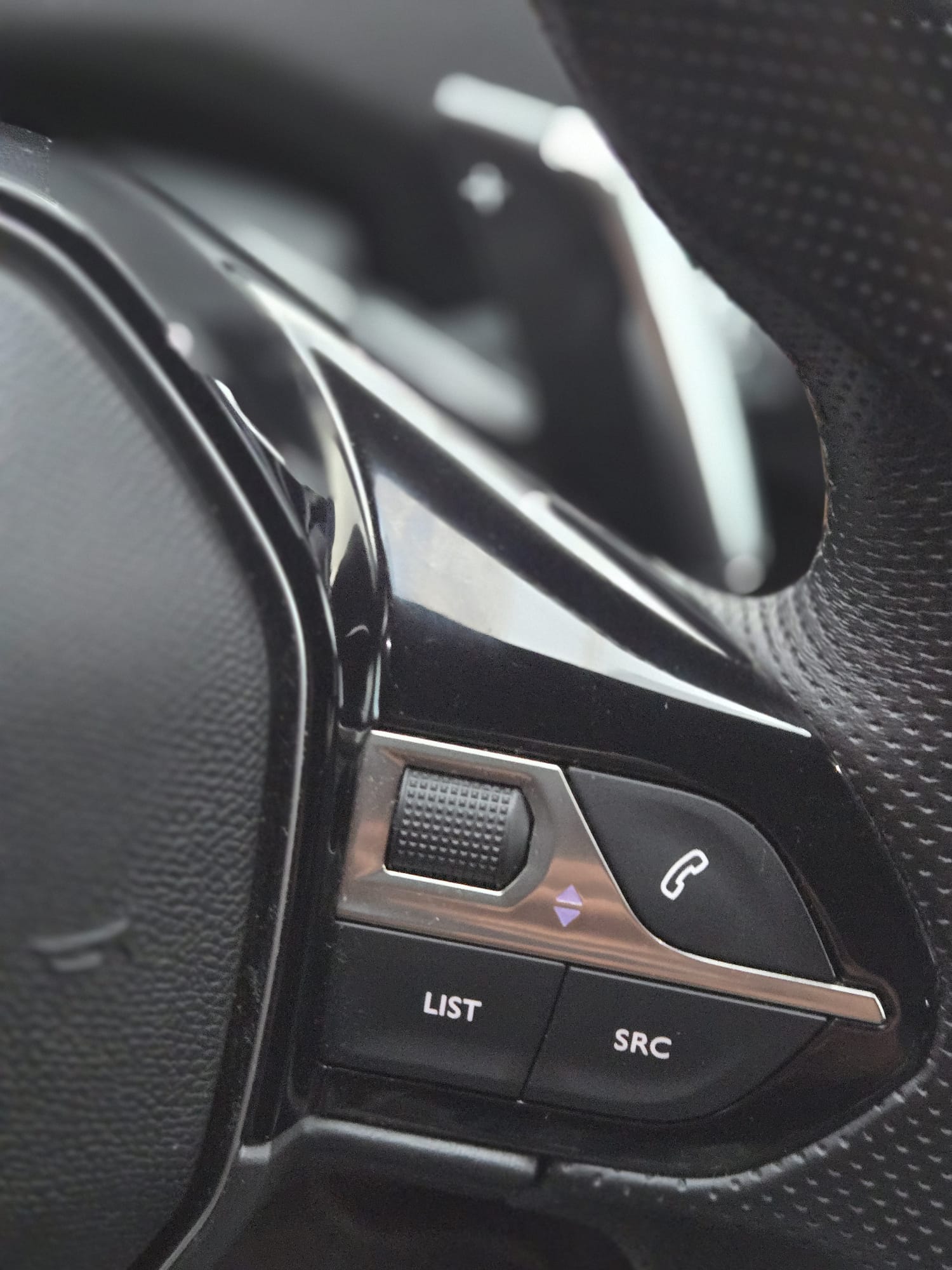 
								Peugeot 3008 GT full									