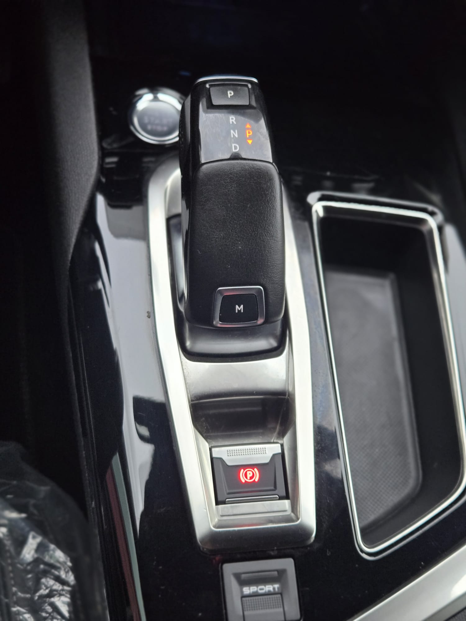 
								Peugeot 3008 GT full									