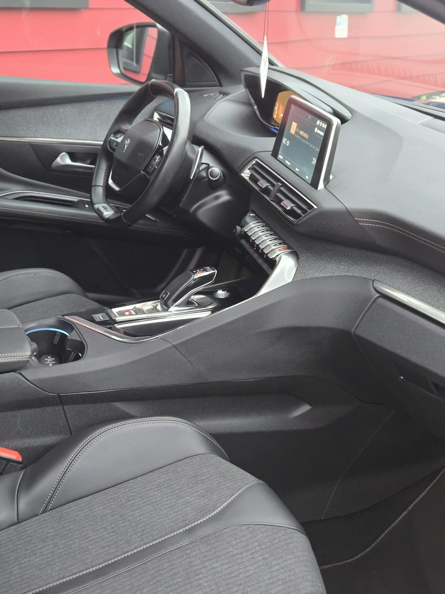 
								Peugeot 3008 GT full									